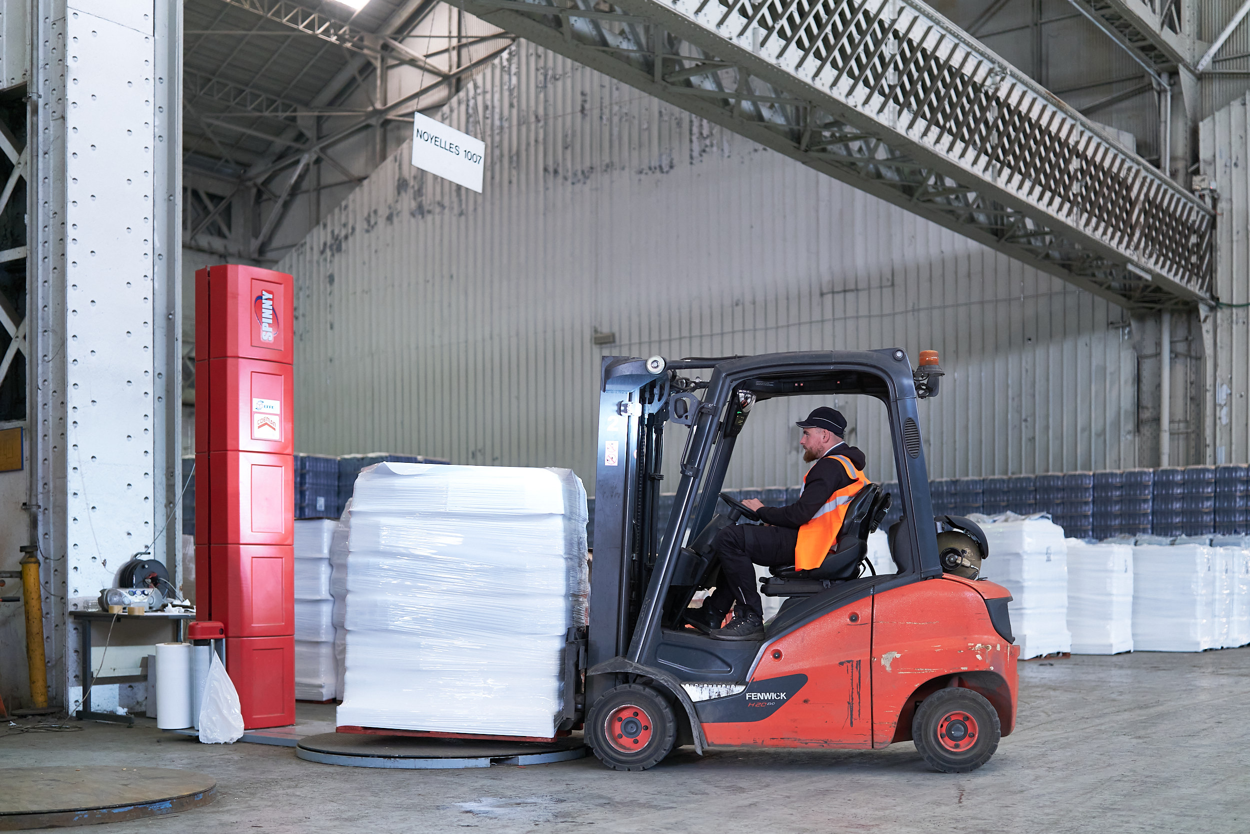 Collaborateur qui reconditionne une palette